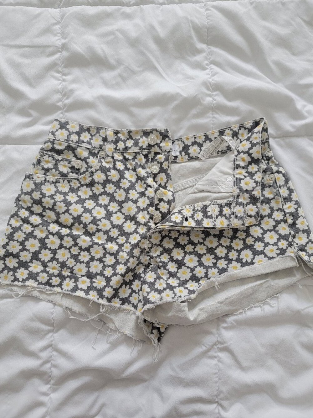 Zara Daisy Print Straight Hi Rise Shorts Raw Hem Button Fly Denim